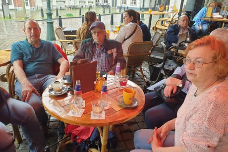 Menschen sitzen in einem Außenbereich eines Cafés in Maastricht / Niederlande