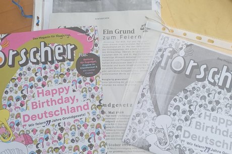 Drei Ausdrucke auf einem Tisch