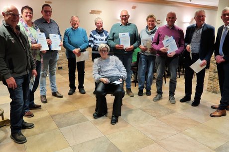 Jubilarehrung vorne: Renate Kleine (30 Jahre); v.l.n.r.: Bernd Fischer (10 Jahre), Hildegard Dagmar Konze (10 Jahre), Hubertus Konze (10 Jahre), Klaus-Herbert Bleul (30 Jahre), Veronika Behle (10 Jahre), Lothar K&ouml;ster (10 Jahre), Brigitte K&ouml;ster (10 Jahre), Georg D&uuml;mpelmann (10 Jahre), Norbert Stinn (10 Jahre), Eric Schneider (VdK Kreisverband)