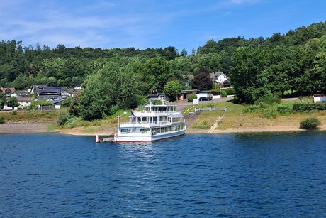 Ein Ausflugschiff auf dem Biggesee