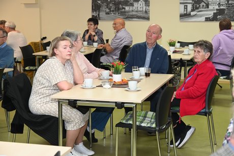 Mitglieder sitzen an einem Tisch und unterhalten sich