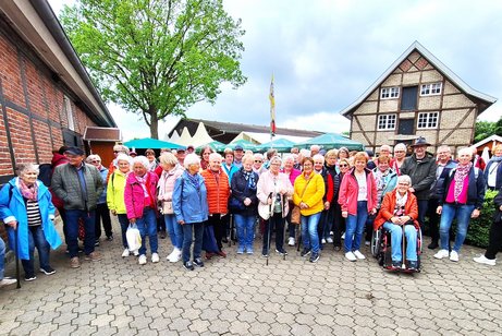 Teilnehmer des Ausflugs auf dem Spargelhof