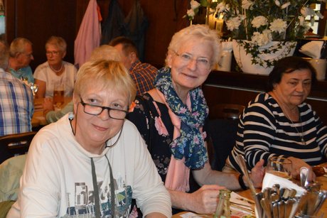 Einige Damen der VdK-Reisegruppe nutzten die Pause für eine Mahlzeit.