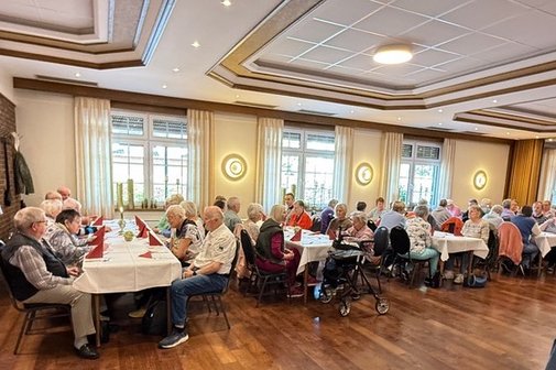 Die Teilnehmer sitzen zu Tisch und freuen sich auf das Spargel-Buffet