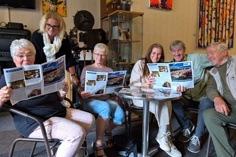 Dreh- und Angelpunkt für das gemütliche Miteinander beim Seniorenkino ist das Foyer vom filmriss kino, wo man sich angeregt unterhalten oder durch das aktuelle VdK-Magazin „Blickfang“ blättern kann.