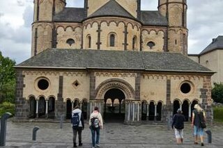 Außenansicht des Klostergebäudes Maria Laach, davor ein großer gepflasterter Platz.