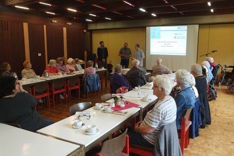 Ein Berater hält einen Vortrag der Kriminalprävention Polizei Oberhausen.