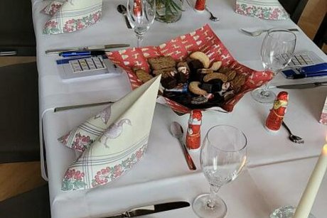 Weihnachtlich gedeckter Tisch