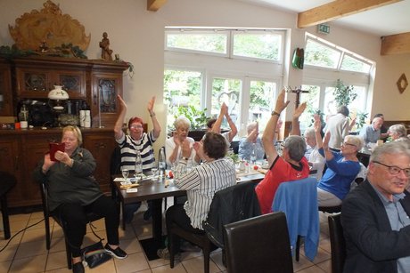 Mehrere Menschen singen mit dem Musiker mit.