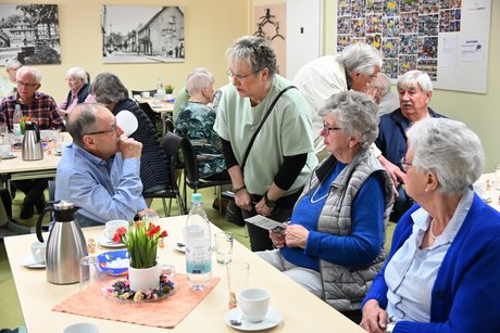 Interessierte Mitglieder im Gespräch mit Frau Hollmann