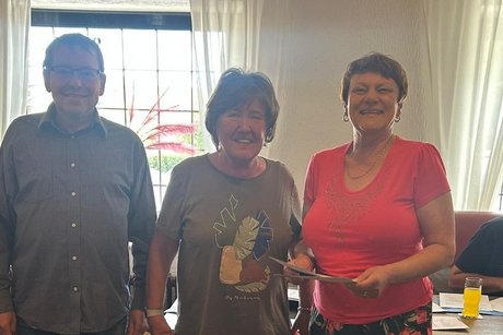 Frau Anette Scharschmidt wurde für 10 Jahre Mitgliedschaft geehrt .