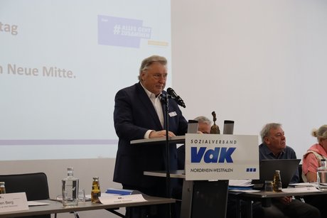 Ein spricht zu den Teilnehmern.