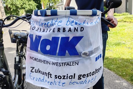 Fahne mit VdK Logo an einem Radkorb