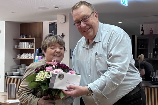 Der Kreisvorsitzende Dirk Schilder verabschiedet Reinhilde Zittlau mit einem Blumenstrau&szlig;