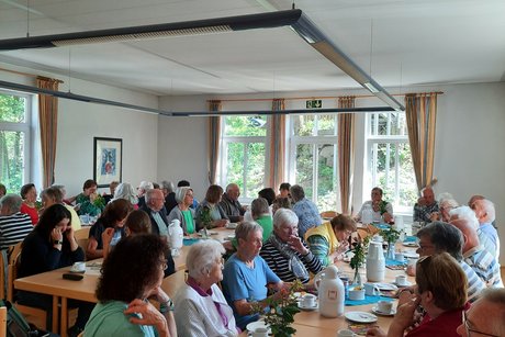 Mitglieder beim Kaffeetrinken