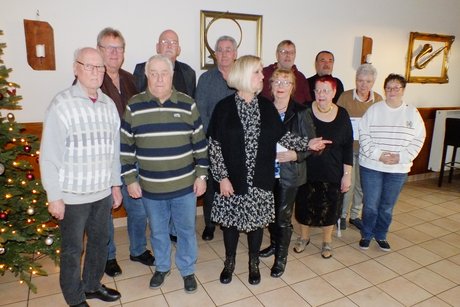 Gruppenfoto Jubilare 2024, 12 Personen stehen zusammen.