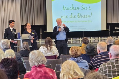 Peter Jeromin begüßt die Gäste im Bürgerhaus Bilk