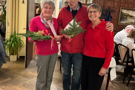 Ehrung der Jubilare Ehrung der Jubilare Frau Jugel stellvertretend für ihren Mann, Herr Schuppert und die Vorsitzende Frau Descher