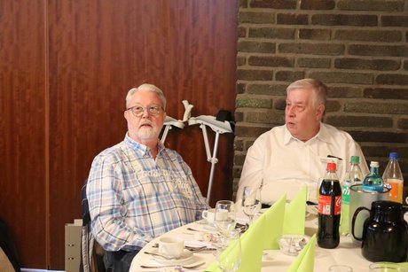 Zwei M&auml;nner unterhalten sich.