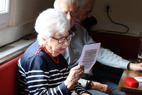 Hier wird von Jutta Gottmeyer, eines langjährigen geschätzten Mitglieds des Ortsverband ein Sketch vorgetragen. Neben ihr Adolf Bohn, ihr Bruder.