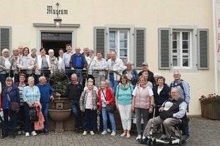 Gruppenfoto der Reisegruppe auf den Treppen vor dem Kloster Maria Laach.