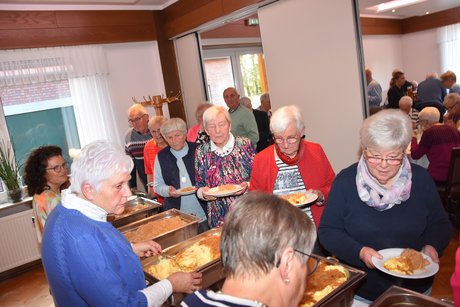 Vorstandsmitglieder geben Essen aus. Bayerische Leckereien gaben (v.l.) Silke Entrup, Marita Maschke und Bärbel Thoms sowie (nicht im Bild) Christoph Entrup aus.