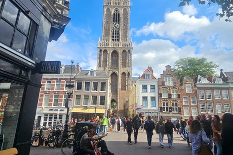 im Vordergrund sind Straßenmusiker und im Hintergrund ist der Dom