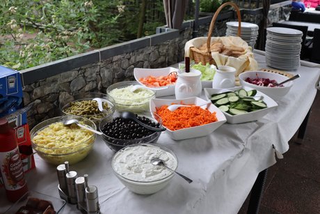 Grillnachmittag vom VdK Ortsverband Borbeck gemeinsam mit dem Ortsverband Altendorf. Das Buffet. Verschiedene Salate.