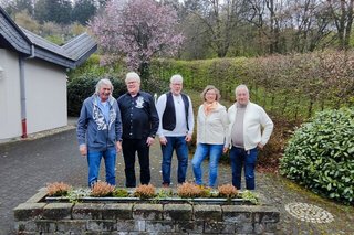 Fünf Vorstandsmitglieder des OV Dellbrück stehen als Gruppe auf dem Außengelände des Hotels Zum Hallenberg