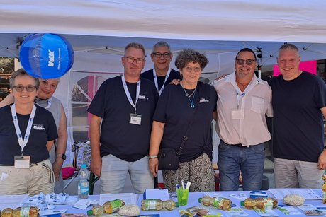 Auch Michael Libitowski, Vorsitzender des VdK-Kreisverbands Leverkusen (2. v. r.) und Tobias Zaplata, Pressesprecher des VdK-Landesverbands (r.) besuchten den Stand.