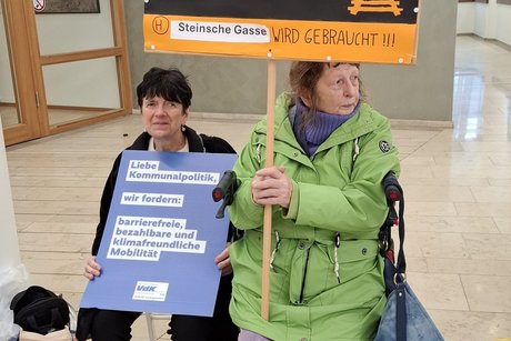 "Stummer Protest" vor Ratssitzung in der Mercatorhalle