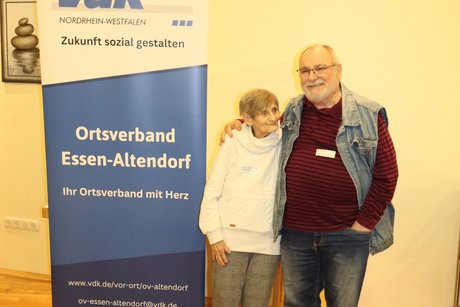 Eine Frau und ein Mann stehen neben dem Rollup vom Ortsverband Altendorf.