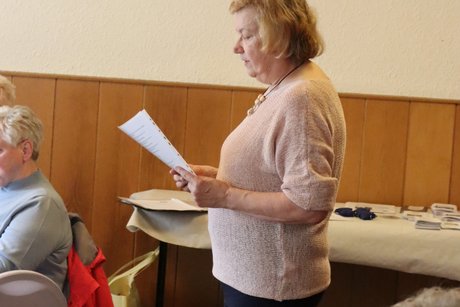 Jahreshauptversammlung 2026 Eine Frau liest von einem Blatt etwas ab und trägt es den Anwesenden vor.