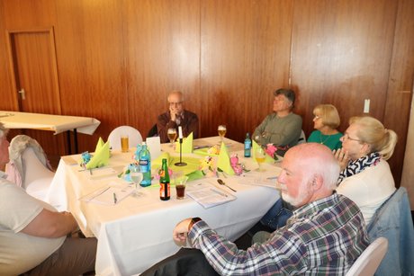 Jahreshauptversammlung 2026 Mehrere Personen sitzen an einem großen Tisch.