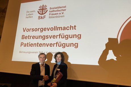 Otto Lohmann bedankt sich bei Ute Middendorp