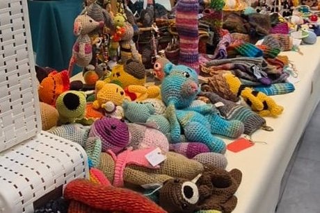 Tag der Begegnung im Altenheim Marienhaus. Gestrickte und gehäkelte Sachen.