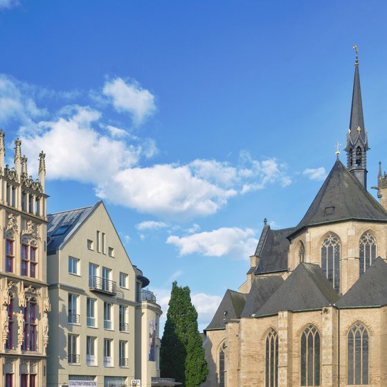 Historische - Rathausfassade und Dom