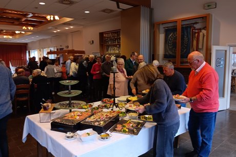 G&auml;ste am Buffet