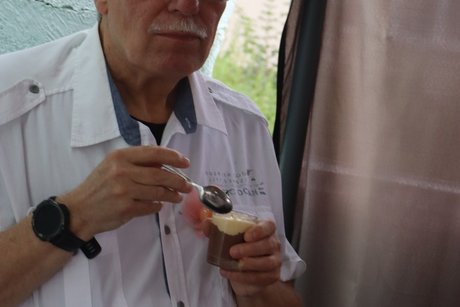 Grillnachmittag vom VdK Ortsverband Borbeck gemeinsam mit dem Ortsverband Altendorf. Ein Mann hat ein Glas Nachtisch in der Hand.