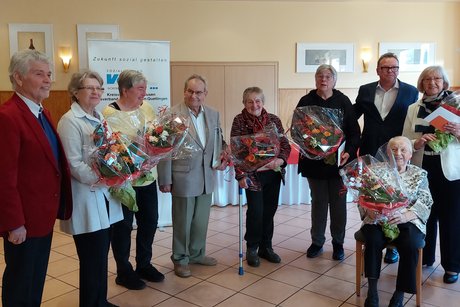 Ehrungen in Lützenkirchen: Bert Lehberger (von links, stellvertretender Ortsvorsitzender), Rita Stärker, Maria Lucas, Siegfried Russer, Irene Groß, Gabriele Völker, Ralf Mehner-Sievernich (Ortsvorsitzender), Erna Buntenbach und Christine Zurheiden (sitzend).