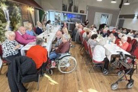 Mitglieder sitzen an Tischen im Saal des Vereinslokal "Haus Wienke"