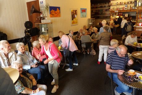 Seniorenkino Steht im filmriss kino das Seniorenkino auf dem Programm, so lockt diese Veranstaltungsreihe stets eine Vielzahl an „älteren“ Kinofreunden in die Rosendahler Straße.