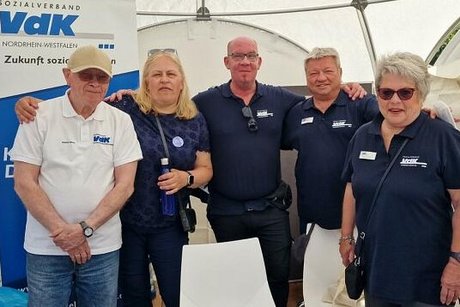 Gruppenfoto der Messestand-Mitarbeiter vom VdK Düsseldorf