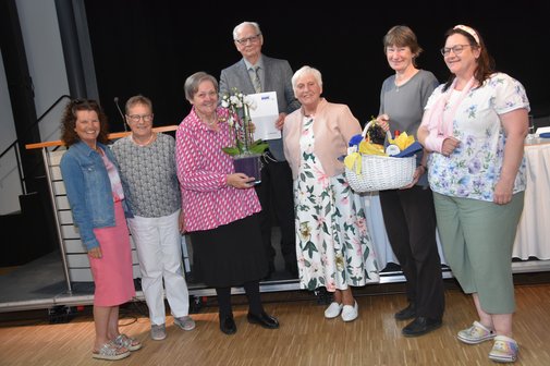 VdK-Vorstandsmitglieder danken Eveline (3.v.l.) und Adolf Gerdes (Mitte). Das Foto zeigt (v.l.) Silke Entrup, Bärbel Thoms, Marita Maschke, Claudia Hoffmann und Marion Niehoff. Es fehlen Rainer Schwarz und Christoph Entrup.