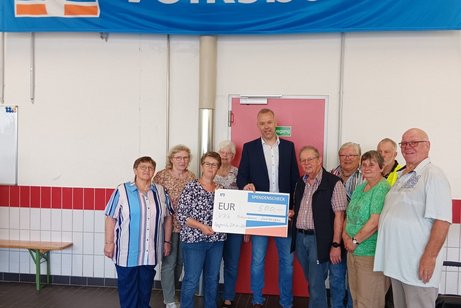 Vorstandsmitglieder und Sacha Kötterheinrich von der Volksbank