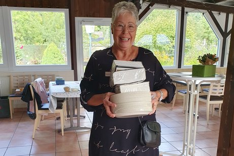 Ehrenamtliches Mitglied unterstützt beim Aufbau des Sommerfests 2025