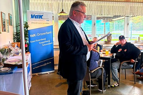 Jubilars- und Ehrenamts-Verleihung des VdK-Ortsverbandes Essen - Katernberg - Stoppenberg - Schonnebeck. Ein Mann steht vor einer Gruppe und spricht zu ihnen.