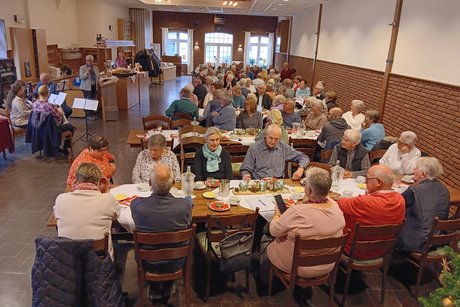 Der gut mit G&auml;sten gef&uuml;llte Saal Pooth