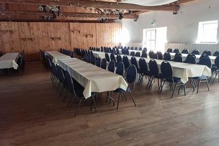 Lange Tische mit weißer Tischdecke stehen in einem großen Saal und erwarten die Besucher zum Spargel-Buffet.