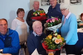 Die Jubilare, wurden mit einer Urkunde, einer Knopfnadel und einem Blumenstrauß von Reinhilde Zittlau Vorsitzende im VdK Roxel-Albachten und Dirk Schilder Vorsitzender im VdK Kreisverband Münster geehrt. Von links Viktor Kortman, Reinhilde Zittlau Jürgen Sandford, Josef Merschiewe , Dirk Schilder, Christa Awe-Sandford.